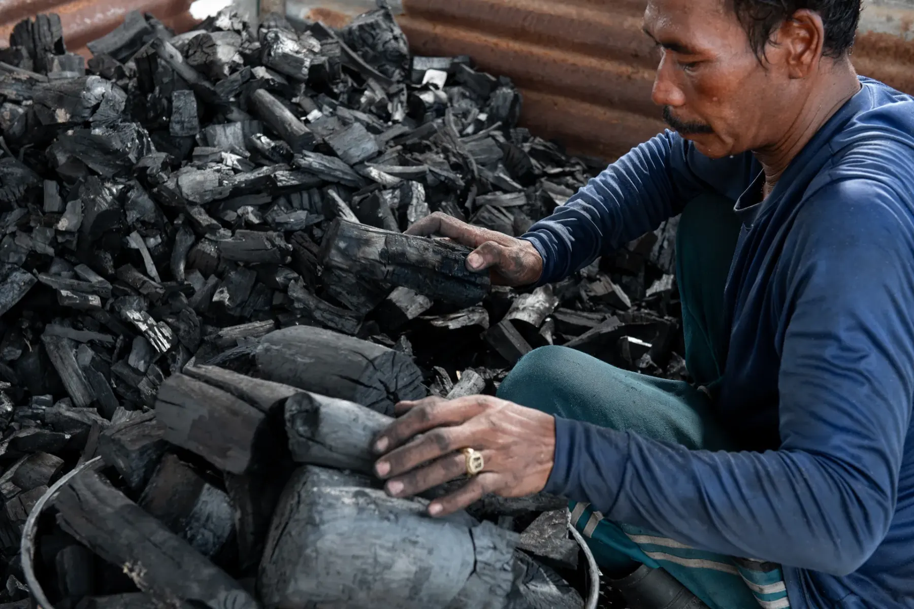 Sorting lump charcoal by size